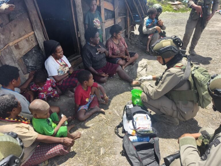 Satgas Damai Cartenz Laksanakan Patroli dan Layanan Kesehatan di Pengungsian Gigobak Sinak, Wujud Nyata Kepedulian kepada Warga