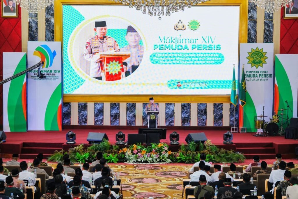 <!-- wp:gallery {"linkTo":"none"} --> <figure class="wp-block-gallery has-nested-images columns-default is-cropped"><!-- wp:image {"id":10418,"sizeSlug":"large","linkDestination":"none"} --> <figure class="wp-block-image size-large"><img src="https://literaturberita.com/wp-content/uploads/2026/04/01-5-11.jpeg" alt="" class="wp-image-10418"/></figure> <!-- /wp:image -->  <!-- wp:image {"id":10419,"sizeSlug":"large","linkDestination":"none"} --> <figure class="wp-block-image size-large"><img src="https://literaturberita.com/wp-content/uploads/2026/04/01-1-37-1024x768.jpeg" alt="" class="wp-image-10419"/></figure> <!-- /wp:image -->  <!-- wp:image {"id":10420,"sizeSlug":"large","linkDestination":"none"} --> <figure class="wp-block-image size-large"><img src="https://literaturberita.com/wp-content/uploads/2026/04/01-2-22-1024x691.jpeg" alt="" class="wp-image-10420"/></figure> <!-- /wp:image -->  <!-- wp:image {"id":10422,"sizeSlug":"large","linkDestination":"none"} --> <figure class="wp-block-image size-large"><img src="https://literaturberita.com/wp-content/uploads/2026/04/01-4-17-1024x768.jpeg" alt="" class="wp-image-10422"/></figure> <!-- /wp:image -->  <!-- wp:image {"id":10421,"sizeSlug":"large","linkDestination":"none"} --> <figure class="wp-block-image size-large"><img src="https://literaturberita.com/wp-content/uploads/2026/04/01-3-19-1024x683.jpeg" alt="" class="wp-image-10421"/></figure> <!-- /wp:image --></figure> <!-- /wp:gallery -->  <!-- wp:paragraph --> <p>Jabar - Kapolri Jenderal Listyo Sigit Prabowo menekankan pentingnya menjaga dan meningkatkan sinergisitas seluruh elemen bangsa dalam menjaga serta menciptakan situasi stabilitas keamanan dan ketertiban masyarakat (kamtibmas).</p> <!-- /wp:paragraph -->  <!-- wp:paragraph --> <p>Hal tersebut ditegaskan Kapolri saat menghadiri sekaligus membuka acara opening ceremony Muktamar XIV Pemuda Persatuan Islam (PERSIS) di Hotel Sutan Raja, Soreang, Kabupaten Bandung, Jawa Barat, Sabtu, 25 April 2026.</p> <!-- /wp:paragraph -->  <!-- wp:paragraph --> <p>Sigit memaparkan bahwa, di situasi perkembangan teknologi dewasa ini terkadang kerap dimanfaatkan oleh para pelaku kejahatan. Di antaranya maraknya penyebaran misinformasi yang menyesatkan masyarakat. Belum lagi kejahatan lain yang merugikan warga seperti narkoba, cyber crime dan kejahatan seksual.</p> <!-- /wp:paragraph -->  <!-- wp:paragraph --> <p>Menurut Sigit, untuk menghadapi segala bentuk tantangan dan kejahatan tersebut diperlukan sinergisitas dan dukungan seluruh elemen Bangsa Indonesia.</p> <!-- /wp:paragraph -->  <!-- wp:paragraph --> <p>"Tentunya harapan kita PERSIS dengan seluruh kekuatan dan kader yang dimiliki bisa bekerja sama dengan kami dengan Polri. Karena kami juga tentunya menyadari bahwa Polri tidak akan bisa berdiri sendiri, Polri tidak akan bisa bekerja sendiri tanpa dukungan dari seluruh elemen bangsa," kata Sigit.</p> <!-- /wp:paragraph -->  <!-- wp:paragraph --> <p>Oleh sebab itu, Sigit menegaskan, Polri dan PERSIS ke depannya bakal terus meningkatkan sinergisitas dan soliditas demi menjaga situasi kamtibmas dalam menghadapi segala bentuk tantangan yang muncul.</p> <!-- /wp:paragraph -->  <!-- wp:paragraph --> <p>"Oleh karena itu tentunya saya mengharap ke depan kolaborasi persahabatan rasa kekeluargaan yang dimiliki Polri dan PERSIS akan terus terjalin dengan semakin baik, semakin kuat dan kita yakin bahwa dengan kita bersama-sama kita akan menghadapi berbagai tantangan bangsa yang kita hadapi sehingga kita bisa menjalankan apa yang menjadi amanat nasional," ujar Sigit.</p> <!-- /wp:paragraph -->  <!-- wp:paragraph --> <p>Di sisi lain, Sigit mengungkapkan soal situasi global yang masih penuh dengan ketidakpastian. Hal itu juga tentunya berdampak ke seluruh negara termasuk Indonesia.</p> <!-- /wp:paragraph -->  <!-- wp:paragraph --> <p>Menurut Sigit, Presiden Prabowo Subianto terus melakukan upaya terbaik dengan meluncurkan sejumlah program untuk kebaikan Bangsa Indonesia. Oleh karena itu, Sigit menyebut, Presiden, Pemerintah dan seluruh elemen masyarakat harus bersatu padu dalam menghadapi segala bentuk tantangan global yang masuk ke dalam negeri.</p> <!-- /wp:paragraph -->  <!-- wp:paragraph --> <p>"Jadi ini adalah tantangan yang harus kita hadapi bersama dan tentunya ini juga menjadi tugas dan PR dari para pemuda khususnya yang nanti akan menghadapi hal-hal seperti ini dan bagaimana kita bisa eksis, bisa ikut berkontribusi dan memiliki semangat untuk bersama-sama menjaga dan menghadapi situasi yang ada," ucap Sigit.</p> <!-- /wp:paragraph -->  <!-- wp:paragraph --> <p>Indonesia, kata Sigit, pernah berjuang bersama mengusir penjajahan. Menurut Sigit, para pejuang ketika itu mengutamakan untuk menjaga dan mempertahankan nilai persatuan dan kesatuan.</p> <!-- /wp:paragraph -->  <!-- wp:paragraph --> <p>Oleh sebab itu, Sigit meyakini, Indonesia dengan semangat nilai persatuan dan kesatuan seluruh elemen bangsa, akan bisa menghadapi segala bentuk tantangan yang ada.</p> <!-- /wp:paragraph -->  <!-- wp:paragraph --> <p>"Kalau kita semua memiliki semangat yang sama, memiliki rasa persatuan dan kesatuan di tengah perbedaan yang memang itu menjadi karunia bagi bangsa Indonesia," tutup Sigit.</p> <!-- /wp:paragraph -->