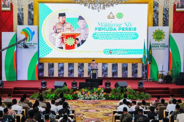 <!-- wp:gallery {"linkTo":"none"} --> <figure class="wp-block-gallery has-nested-images columns-default is-cropped"><!-- wp:image {"id":10418,"sizeSlug":"large","linkDestination":"none"} --> <figure class="wp-block-image size-large"><img src="https://literaturberita.com/wp-content/uploads/2026/04/01-5-11.jpeg" alt="" class="wp-image-10418"/></figure> <!-- /wp:image -->  <!-- wp:image {"id":10419,"sizeSlug":"large","linkDestination":"none"} --> <figure class="wp-block-image size-large"><img src="https://literaturberita.com/wp-content/uploads/2026/04/01-1-37-1024x768.jpeg" alt="" class="wp-image-10419"/></figure> <!-- /wp:image -->  <!-- wp:image {"id":10420,"sizeSlug":"large","linkDestination":"none"} --> <figure class="wp-block-image size-large"><img src="https://literaturberita.com/wp-content/uploads/2026/04/01-2-22-1024x691.jpeg" alt="" class="wp-image-10420"/></figure> <!-- /wp:image -->  <!-- wp:image {"id":10422,"sizeSlug":"large","linkDestination":"none"} --> <figure class="wp-block-image size-large"><img src="https://literaturberita.com/wp-content/uploads/2026/04/01-4-17-1024x768.jpeg" alt="" class="wp-image-10422"/></figure> <!-- /wp:image -->  <!-- wp:image {"id":10421,"sizeSlug":"large","linkDestination":"none"} --> <figure class="wp-block-image size-large"><img src="https://literaturberita.com/wp-content/uploads/2026/04/01-3-19-1024x683.jpeg" alt="" class="wp-image-10421"/></figure> <!-- /wp:image --></figure> <!-- /wp:gallery -->  <!-- wp:paragraph --> <p>Jabar - Kapolri Jenderal Listyo Sigit Prabowo menekankan pentingnya menjaga dan meningkatkan sinergisitas seluruh elemen bangsa dalam menjaga serta menciptakan situasi stabilitas keamanan dan ketertiban masyarakat (kamtibmas).</p> <!-- /wp:paragraph -->  <!-- wp:paragraph --> <p>Hal tersebut ditegaskan Kapolri saat menghadiri sekaligus membuka acara opening ceremony Muktamar XIV Pemuda Persatuan Islam (PERSIS) di Hotel Sutan Raja, Soreang, Kabupaten Bandung, Jawa Barat, Sabtu, 25 April 2026.</p> <!-- /wp:paragraph -->  <!-- wp:paragraph --> <p>Sigit memaparkan bahwa, di situasi perkembangan teknologi dewasa ini terkadang kerap dimanfaatkan oleh para pelaku kejahatan. Di antaranya maraknya penyebaran misinformasi yang menyesatkan masyarakat. Belum lagi kejahatan lain yang merugikan warga seperti narkoba, cyber crime dan kejahatan seksual.</p> <!-- /wp:paragraph -->  <!-- wp:paragraph --> <p>Menurut Sigit, untuk menghadapi segala bentuk tantangan dan kejahatan tersebut diperlukan sinergisitas dan dukungan seluruh elemen Bangsa Indonesia.</p> <!-- /wp:paragraph -->  <!-- wp:paragraph --> <p>"Tentunya harapan kita PERSIS dengan seluruh kekuatan dan kader yang dimiliki bisa bekerja sama dengan kami dengan Polri. Karena kami juga tentunya menyadari bahwa Polri tidak akan bisa berdiri sendiri, Polri tidak akan bisa bekerja sendiri tanpa dukungan dari seluruh elemen bangsa," kata Sigit.</p> <!-- /wp:paragraph -->  <!-- wp:paragraph --> <p>Oleh sebab itu, Sigit menegaskan, Polri dan PERSIS ke depannya bakal terus meningkatkan sinergisitas dan soliditas demi menjaga situasi kamtibmas dalam menghadapi segala bentuk tantangan yang muncul.</p> <!-- /wp:paragraph -->  <!-- wp:paragraph --> <p>"Oleh karena itu tentunya saya mengharap ke depan kolaborasi persahabatan rasa kekeluargaan yang dimiliki Polri dan PERSIS akan terus terjalin dengan semakin baik, semakin kuat dan kita yakin bahwa dengan kita bersama-sama kita akan menghadapi berbagai tantangan bangsa yang kita hadapi sehingga kita bisa menjalankan apa yang menjadi amanat nasional," ujar Sigit.</p> <!-- /wp:paragraph -->  <!-- wp:paragraph --> <p>Di sisi lain, Sigit mengungkapkan soal situasi global yang masih penuh dengan ketidakpastian. Hal itu juga tentunya berdampak ke seluruh negara termasuk Indonesia.</p> <!-- /wp:paragraph -->  <!-- wp:paragraph --> <p>Menurut Sigit, Presiden Prabowo Subianto terus melakukan upaya terbaik dengan meluncurkan sejumlah program untuk kebaikan Bangsa Indonesia. Oleh karena itu, Sigit menyebut, Presiden, Pemerintah dan seluruh elemen masyarakat harus bersatu padu dalam menghadapi segala bentuk tantangan global yang masuk ke dalam negeri.</p> <!-- /wp:paragraph -->  <!-- wp:paragraph --> <p>"Jadi ini adalah tantangan yang harus kita hadapi bersama dan tentunya ini juga menjadi tugas dan PR dari para pemuda khususnya yang nanti akan menghadapi hal-hal seperti ini dan bagaimana kita bisa eksis, bisa ikut berkontribusi dan memiliki semangat untuk bersama-sama menjaga dan menghadapi situasi yang ada," ucap Sigit.</p> <!-- /wp:paragraph -->  <!-- wp:paragraph --> <p>Indonesia, kata Sigit, pernah berjuang bersama mengusir penjajahan. Menurut Sigit, para pejuang ketika itu mengutamakan untuk menjaga dan mempertahankan nilai persatuan dan kesatuan.</p> <!-- /wp:paragraph -->  <!-- wp:paragraph --> <p>Oleh sebab itu, Sigit meyakini, Indonesia dengan semangat nilai persatuan dan kesatuan seluruh elemen bangsa, akan bisa menghadapi segala bentuk tantangan yang ada.</p> <!-- /wp:paragraph -->  <!-- wp:paragraph --> <p>"Kalau kita semua memiliki semangat yang sama, memiliki rasa persatuan dan kesatuan di tengah perbedaan yang memang itu menjadi karunia bagi bangsa Indonesia," tutup Sigit.</p> <!-- /wp:paragraph -->