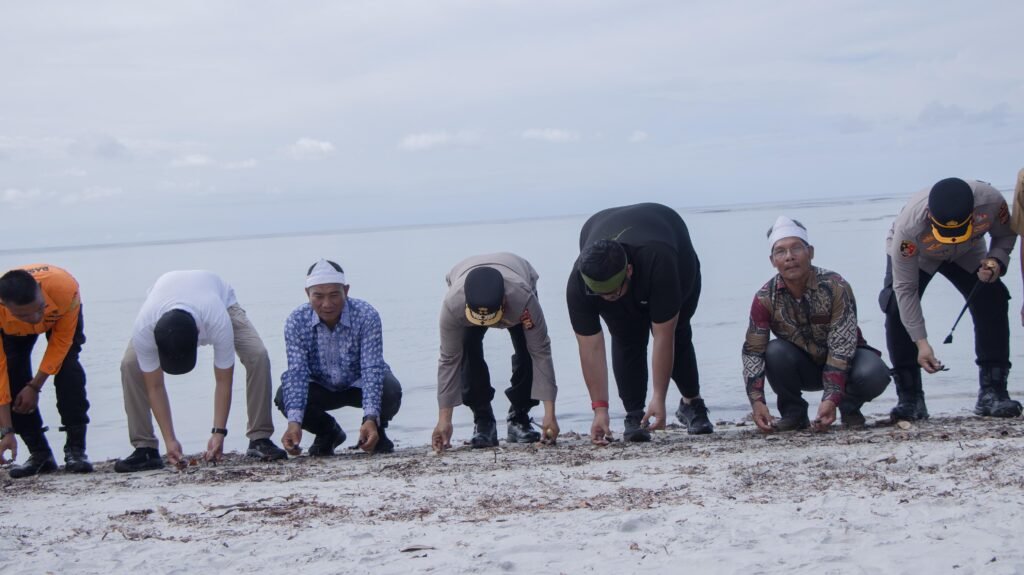 Kapolda Bengkulu Kunjungi Pulau Enggano, Tegaskan Komitmen Pelayanan hingga Pelestarian Lingkungan