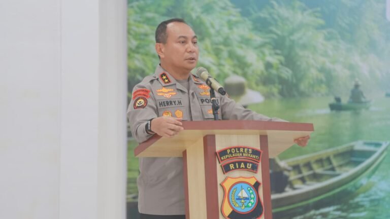 Dorong Ekonomi Pesisir, Kapolda Riau Bantu Nelayan Meranti dengan 20 Mesin Ketinting