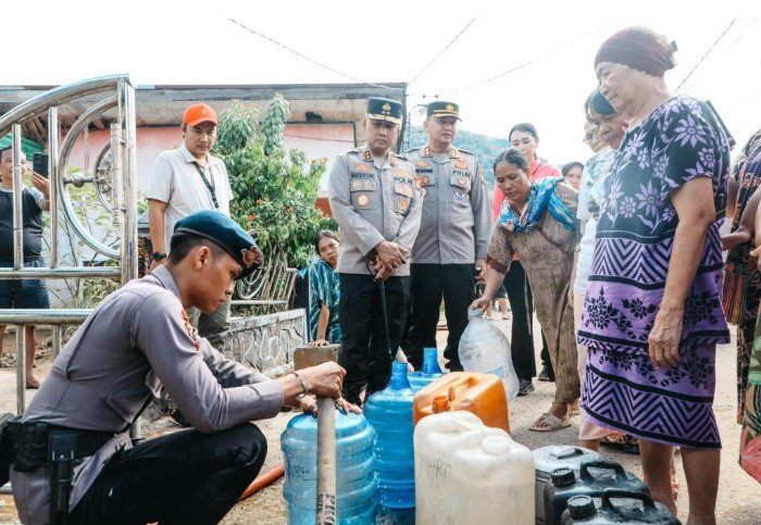 Kapolda Bengkulu Turun Langsung ke Lokasi Banjir Lebong, Kerahkan Water Treatment Atasi Krisis Air Bersih