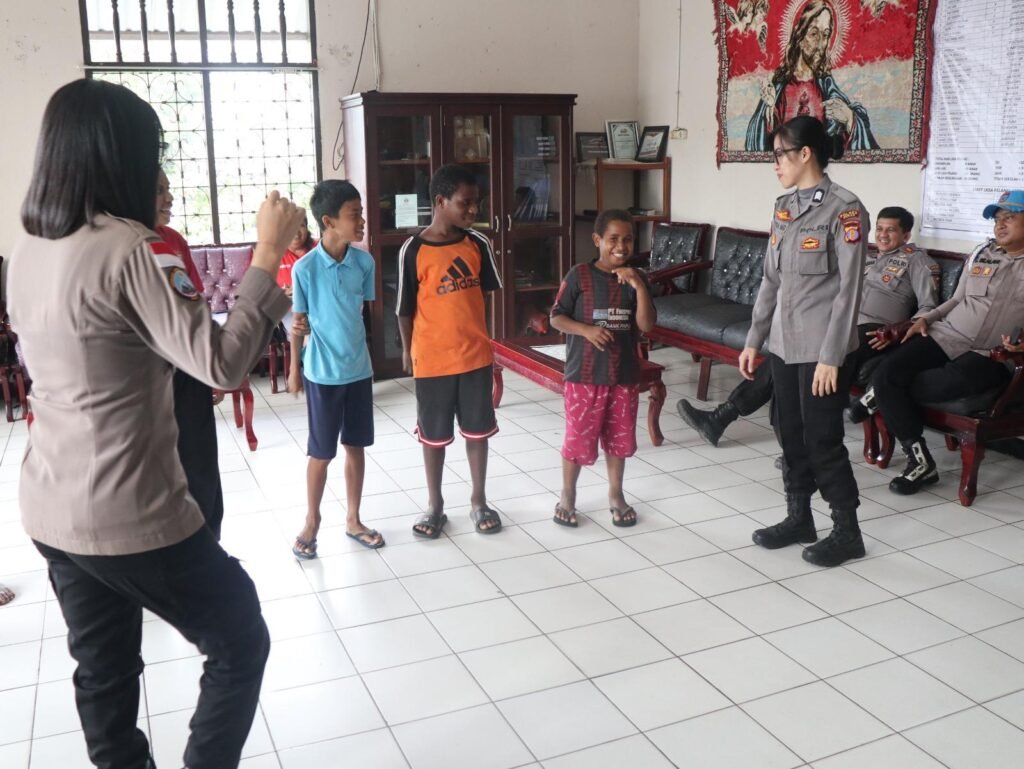 Satgas Damai Cartenz perkuat kepedulian untuk anak Papua lewat bakti sosial di panti asuhan