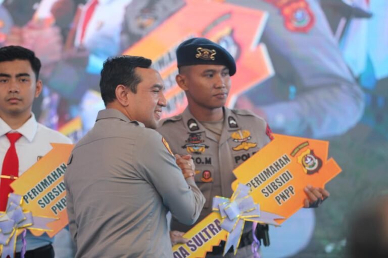 Dukung Asta Cita Presiden Prabowo sebagai Prioritas Nasional, Polri Serahkan 378 Unit Perumahan bagi PNPP dan Masyarakat di Sultra