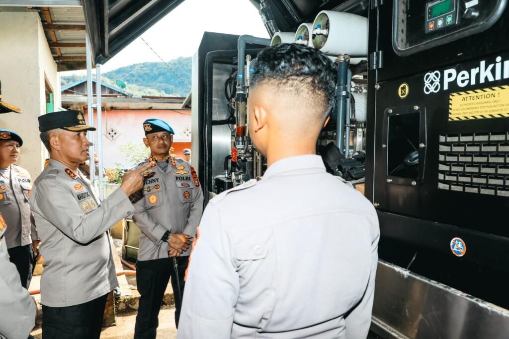 Kapolda Bengkulu Tinjau Posko Tanggap Darurat dan Salurkan Bantuan untuk Korban Banjir dan Longsor di Lebong.