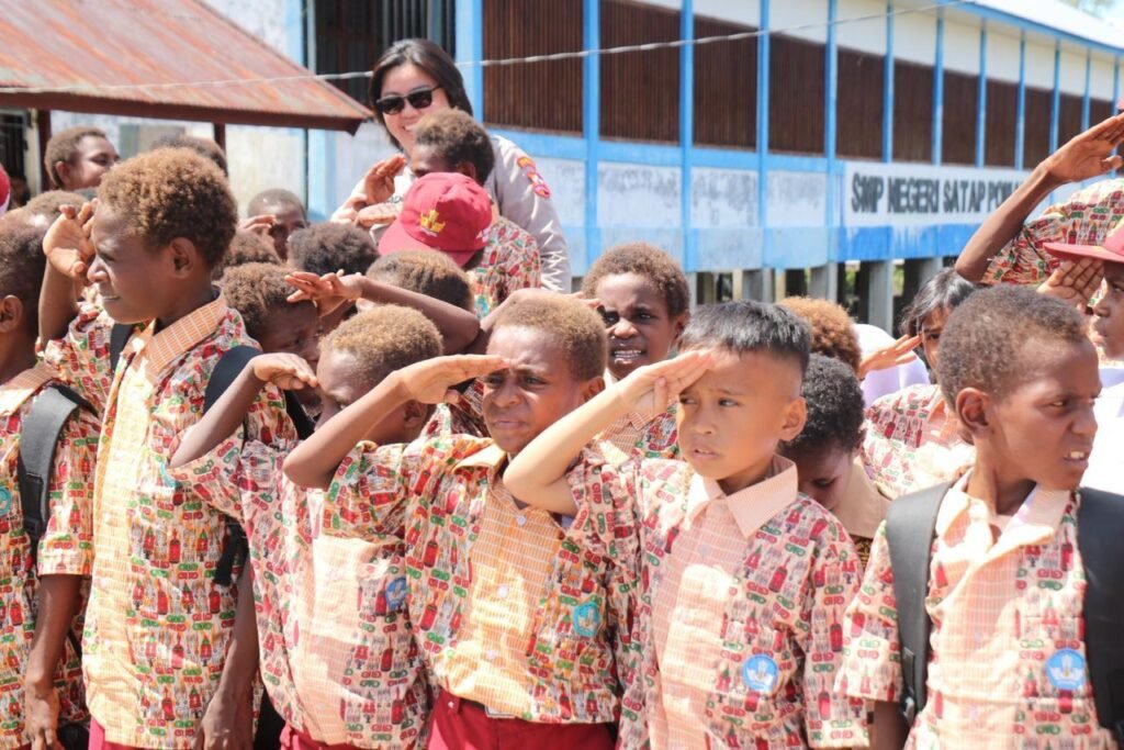 Hadirkan Keceriaan dan Edukasi Bagi Siswa, Satgas Damai Cartenz Gelar Bakti Sosial di SD Negeri Pomako 1