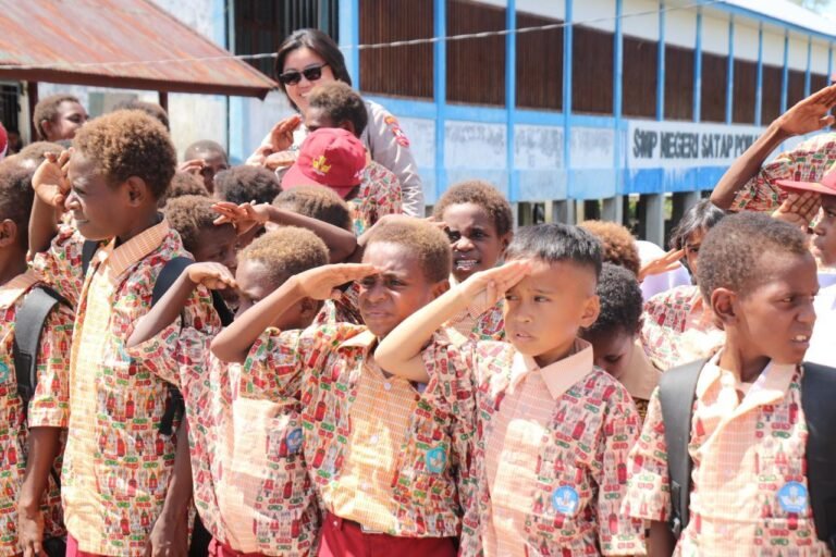 Hadirkan Keceriaan dan Edukasi Bagi Siswa, Satgas Damai Cartenz Gelar Bakti Sosial di SD Negeri Pomako 1